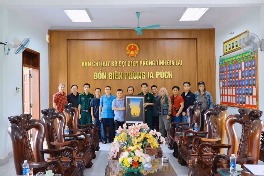 nghe-si-nhiep-anh-thuc-te-tai-cac-don-bien-phong-o-tren-khu-vuc-bien-gioi.jpg