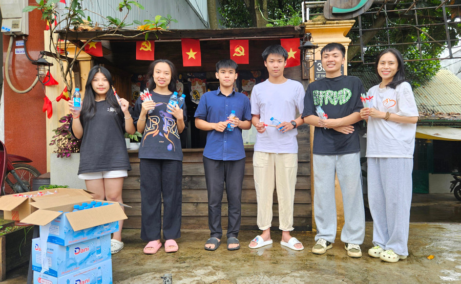 Chương trình tiếp sức mùa thi của nhóm Hành trình sẻ chia đã thu hút đông đảo học sinh lớp 12 đến nhận quà. Ảnh: Ngọc Duy 20250623-0859450-1.jpg
