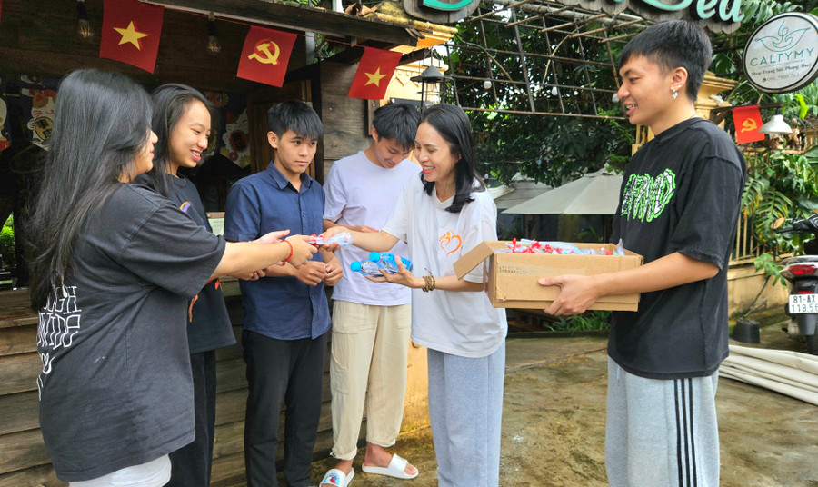 Chị Nguyễn Thái My-Trưởng nhóm Hành trình sẻ chia trao những phần quà nhỏ tiếp thêm động lực cho các em học sinh trước kỳ thi tốt nghiệp THPT. Ảnh: Ngọc Duy 20250623-0902530.jpg