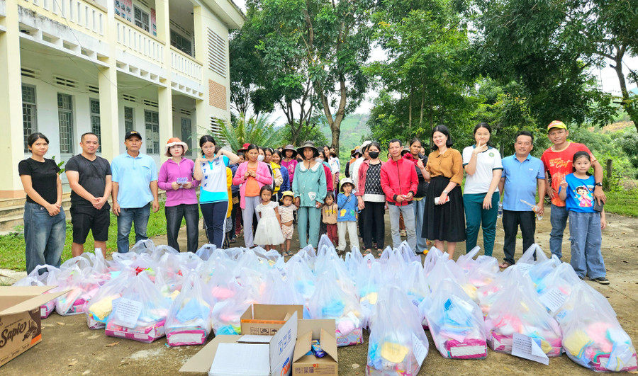 Ban tổ chức trao những phần quà ý nghĩa cho các mẹ bầu tại làng Kon Mahar (xã Hà Đông, huyện Đak Đoa). Ảnh: Ngọc Duy 20250622-1041580.jpg