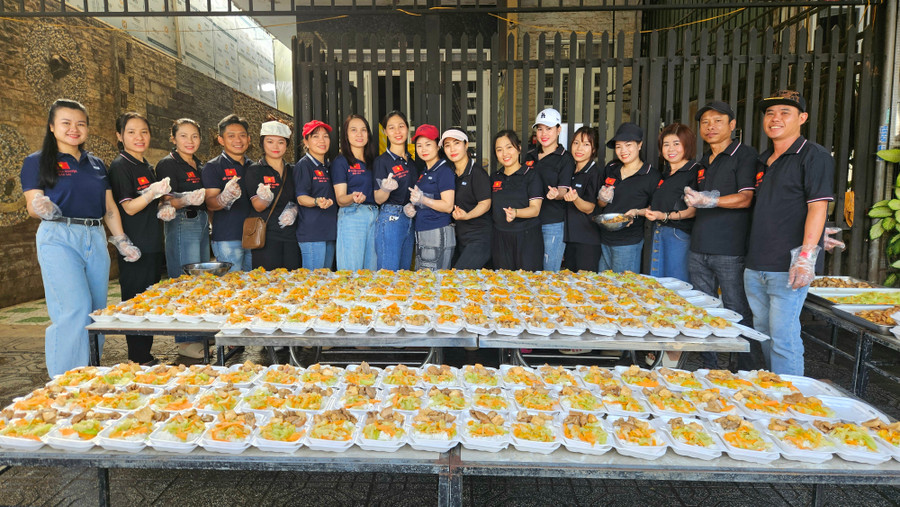 Nhóm Bếp Thiện Nguyện Gia Lai gửi gắm hy vọng qua từng suất cơm dành cho các bệnh nhân. Ảnh: Ngọc Duy cac-thanh-vien-trong-nhom-hao-hung-tham-gia-nau-nhung-suat-com-de-mang-den-trao-tan-tay-benh-nhan-anh-ngoc-duy.jpg