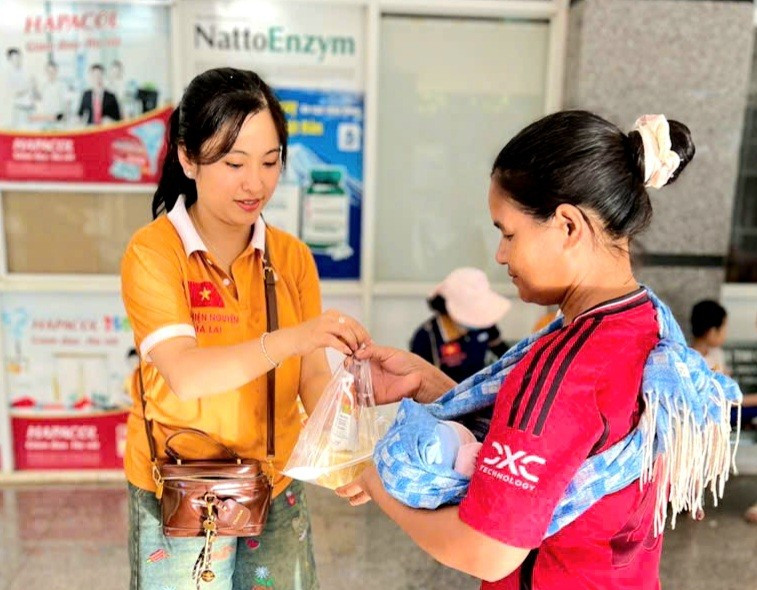Chị Võ Thị Phương Anh-Trưởng nhóm Bếp Thiện Nguyện Gia Lai trao tận tay những suất ăn nghĩa tình đến bà con có hoàn cảnh khó khăn. Ảnh: Ngọc Duy chi-vo-thi-phuong-anh-truong-nhom-bep-thien-nguyen-gia-lai-trao-nhung-suat-an-y-nghia-cho-ba-con-anh-ngoc-duy.jpg