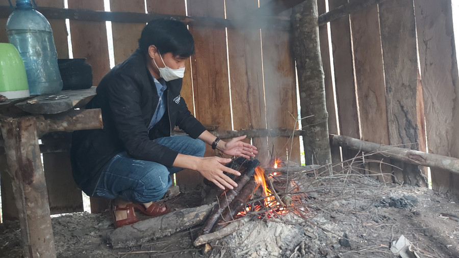 Có lần vào rừng đúng mùa mưa, chúng tôi phải vào nhà đầm của người dân đốt lửa sưởi ấm. Ảnh: T.D 20211130-094544.jpg