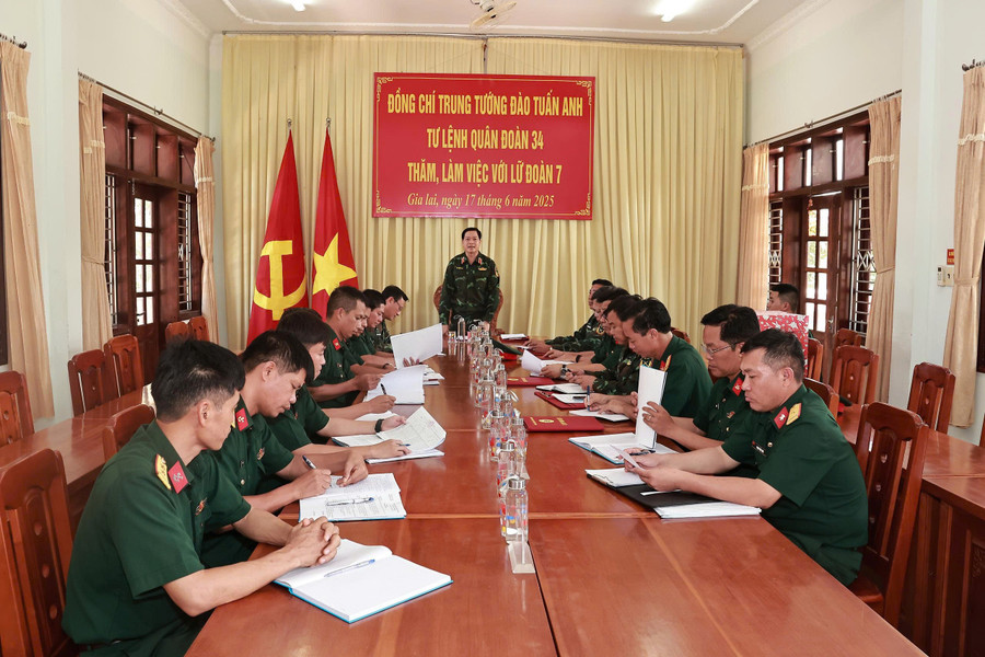 Tư lệnh Quân đoàn 34 Đào Tuấn Anh làm việc với Lữ đoàn Công binh 7. Ảnh: T.D acb026649e3b2965702a.jpg