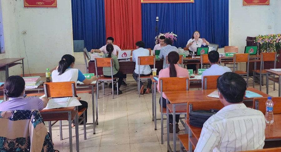 Người dân vay vốn để phát triển kinh tế gia đình. Ảnh: T.D nguoi-dan-vay-von-do-phong-giao-dich-nhcs-chu-prong-trien-khai-anh-td.jpg