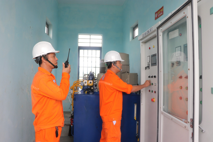 Nhân viên xử lý tình huống cửa van cung số 1 đang vận hành nâng thì bị sự cố không tiếp tục vận hành nâng được nữa. Ảnh: Ngọc Minh img-7850.jpg