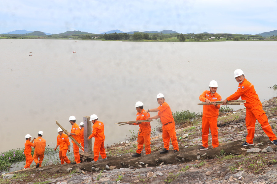 Xử lý tình huống sạt lở cục bộ mái đập thượng lưu bờ trái đập dâng An Khê. Ảnh: Ngọc Minh img-7879.jpg