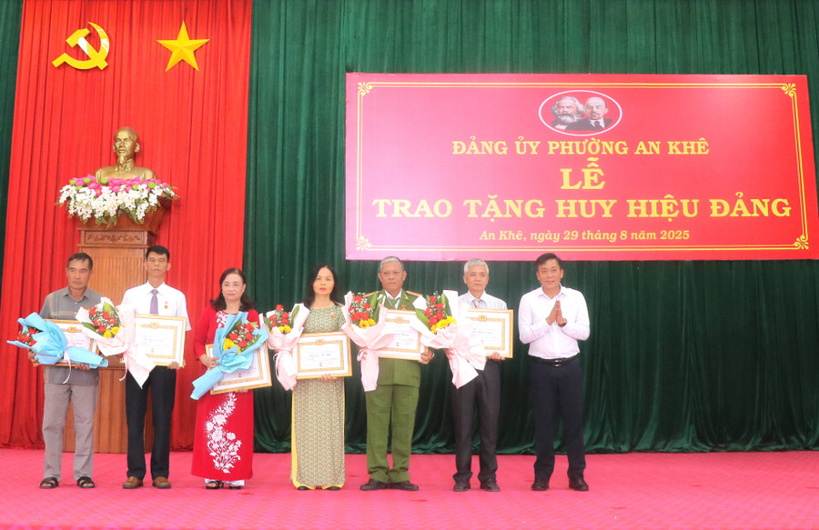 គណៈកម្មាធិការបក្សសង្កាត់ An Khe បានប្រគល់ផ្លាកសញ្ញាសមាជិកបក្សរយៈពេល 30 ឆ្នាំដល់សមាជិកបក្សក្នុងឱកាសទិវាបុណ្យជាតិថ្ងៃទី 2 កញ្ញា។ រូបថត៖ ង៉ុកមិញ img-7929.jpg
