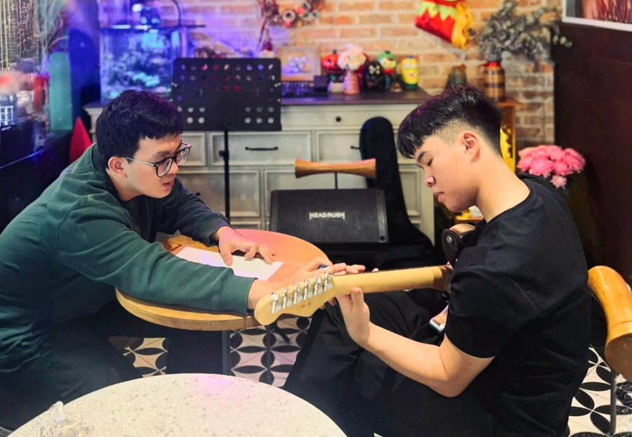 Góc nhỏ tại nhà cũng đủ để các bạn trẻ nuôi dưỡng đam mê âm nhạc. Ảnh: Ngọc Duy goc-nho-tai-nha-cung-du-de-cac-ban-tre-pho-nui-nuoi-duong-dam-me-am-nhac-anh-ngoc-duy.jpg