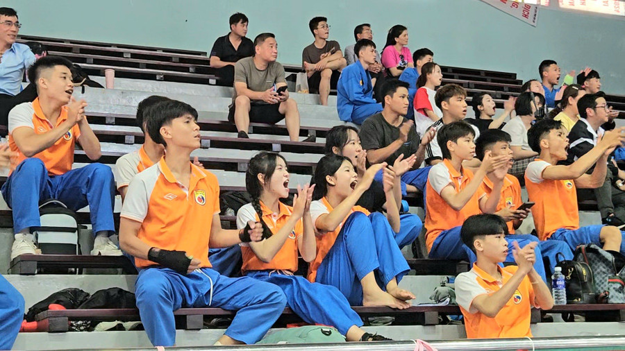 Cổ động viên nhiệt tình tiếp lửa cho các vận động viên trong các trận đấu kịch tính tại Giải Vô địch Vovinam khu vực miền Trung-Tây Nguyên lần thứ 3 năm 2025. Ảnh: Ngọc Duy videocapture-20250524-053226.jpg