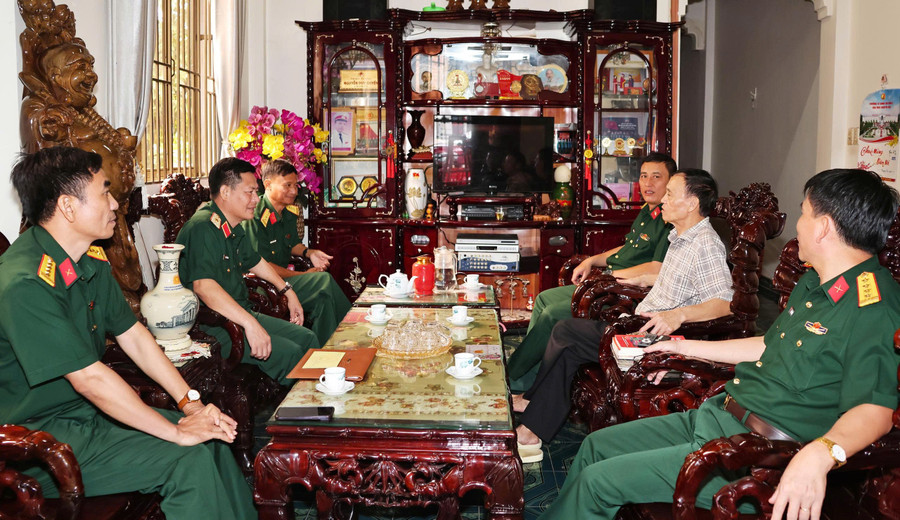 Thiếu tướng Nguyễn Trần Long-Phó Chính ủy Quân đoàn 34 làm trưởng đoàn đã đến thăm, tặng quà các thương binh nguyên là lãnh đạo đơn vị. Ảnh: T.D 4a54d50be74a6c14355b.jpg