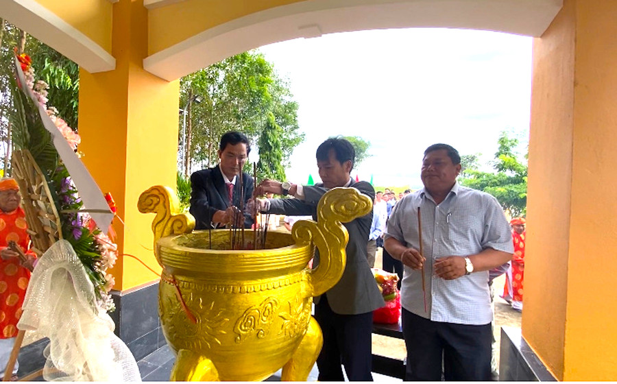 Các đồng chí lãnh đạo huyện Kbang dâng hương tại “Địa điểm tưởng niệm vụ thảm sát tại Tân Lập năm 1947”. Ảnh: Ngọc Minh d8697c68abd11e8f47c0.jpg