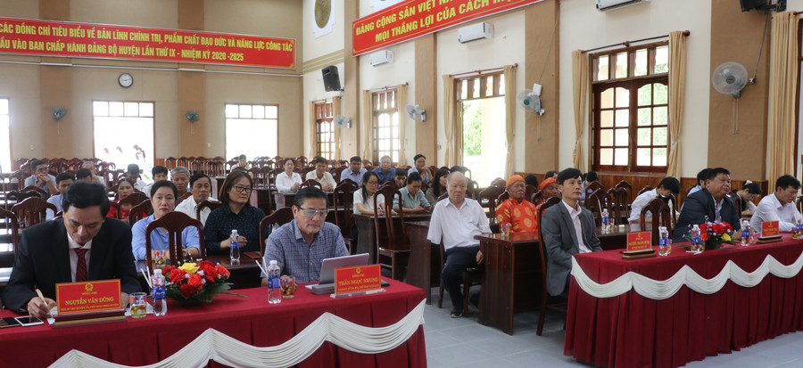Các đại biểu dự lễ đón nhận bằng xếp hạng di tích lịch sử cấp quốc gia “Địa điểm tưởng niệm vụ thảm sát tại Tân Lập năm 1947”. Ảnh: Ngọc Minh img-5763.jpg