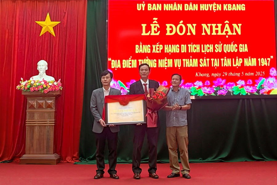 Thừa ủy quyền của Bộ trưởng Bộ Văn hóa-Thể thao và Du lịch, ông Trần Ngọc Nhung (bìa phải)-Giám đốc Sở Văn hóa-Thể thao và Du lịch tỉnh đã trao bằng xếp hạng di tích lịch sử quốc gia “Địa điểm tưởng niệm vụ thảm sát tại Tân Lập năm 1947” cho huyện Kbang. Ảnh: Ngọc Minh 01.jpg
