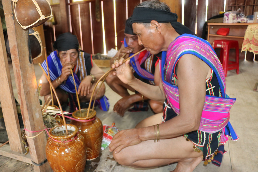 Trước khi diễn ra lễ cúng mừng chiến thắng, hội đồng già làng vào bên trong nhà rông uống rượu cần làm phép cùng tinh thần sẵn sàng cho buổi lễ. Ảnh: Ngọc Minh img-5915.jpg