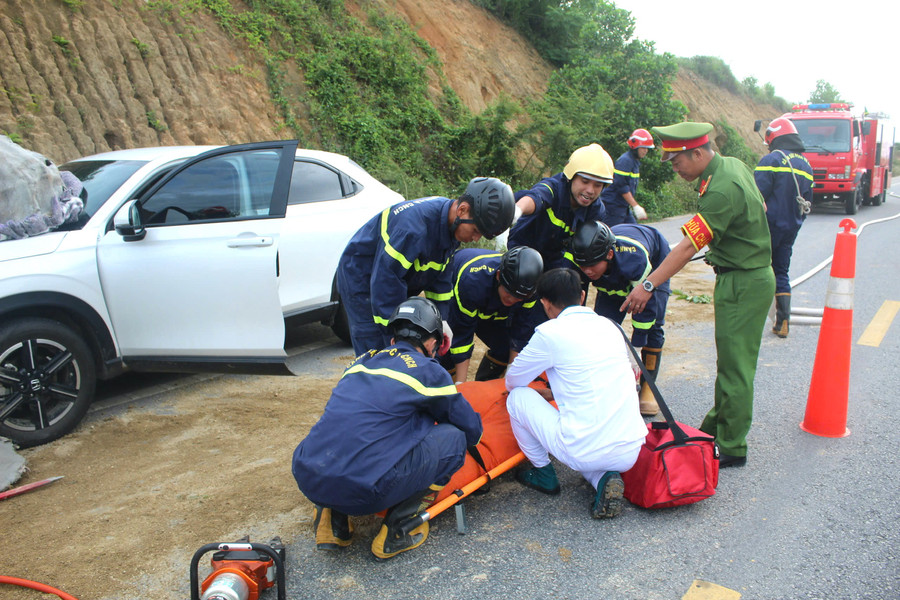 Thông qua công tác thực tập phương án nhằm nâng cao năng lực chỉ huy, điều hành, chủ động về lực lượng, phương tiện, kỹ chiến thuật của lực lượng Cảnh sát PCCC và CNCH. Ảnh: Hà Bắc f08107f4c7a773f92ab6.jpg