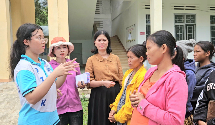 Bạn Võ Hoàng Khả Minh (bìa trái)-Trưởng nhóm Khiếu Yêu Thương, hiện đang học tại Trường Phổ thông Năng khiếu (Đại học Quốc gia TP. Hồ Chí Minh) hướng dẫn các mẹ bầu chuẩn bị đồ dùng cần thiết trước khi sinh. Ảnh: Ngọc Duy videocapture-20250622-114518.jpg