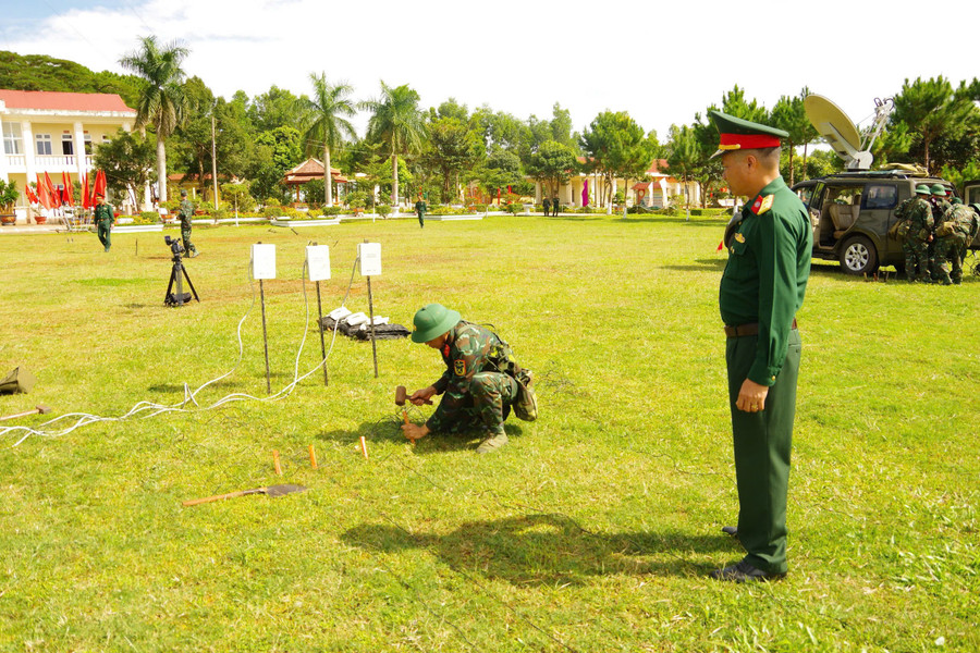 Cán bộ, chiến sĩ Trung đoàn Thông tin 29 huấn luyện đảm bảo thông tin liên lạc. Ảnh: ĐVCC huan-luyen-cong-tac-dam-bao-thong-tin-lien-lac-tai-trung-doan-thong-tin-29-anh-dvcc.jpg