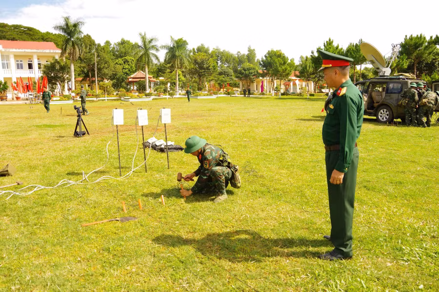 huan-luyen-cong-tac-dam-bao-thong-tin-lien-lac-tai-trung-doan-thong-tin-29-anh-dvcc.jpg