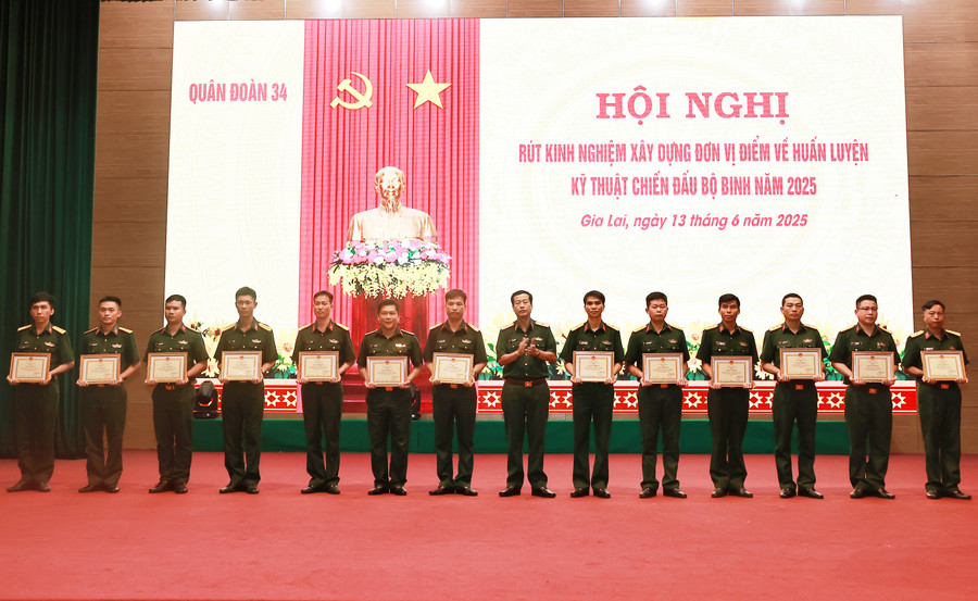 Quân đoàn 34 tuyên dương 17 đơn vị có thành tích xuất sắc. Ảnh: T.D 2x4a9875.jpg