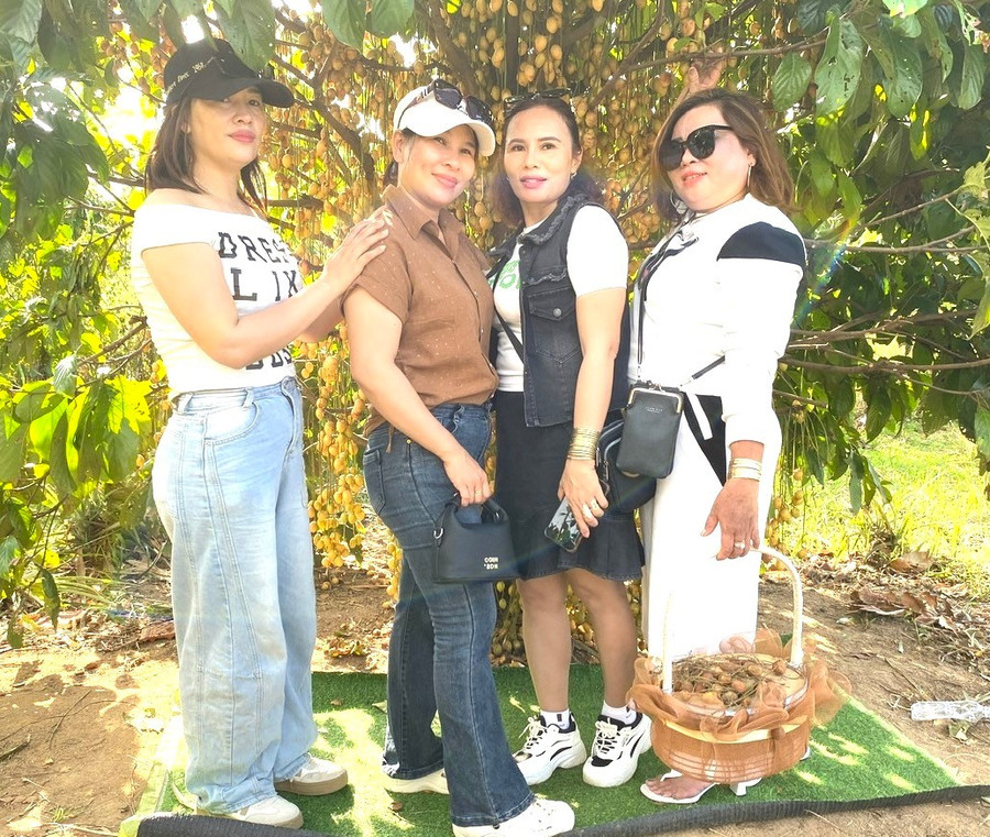 Chị Nguyễn Thị Mỹ Tho (thứ 2 từ trái sang) cùng các bạn tham quan vườn dâu da. Ảnh: Ngọc Minh 9ec12807f4f87da624e9-6141.jpg