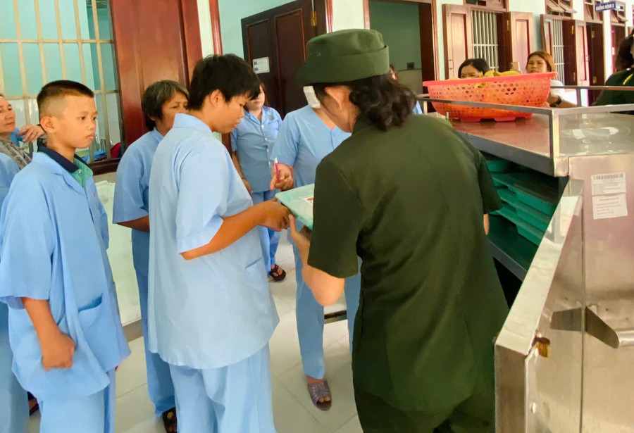 Bệnh nhân được Hội Truyền thống Trường Sơn đường Hồ Chí Minh Bình Định tặng những phần cơm ấm nóng. Ảnh: Ánh Hồng trao-khay-thuc-an-cho-benh-nhan.jpg