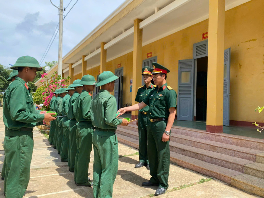 Trung tá Đào Văn Thái kiểm tra việc thực hiện nề nếp, tác phong quân nhân ở Tiểu đoàn 1. Ảnh: T.D ade51e19971725497c06.jpg