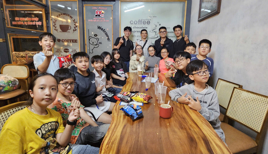 Easy English giúp học viên vừa học ngoại ngữ, vừa trải nghiệm những giờ học ý nghĩa. Ảnh: Ngọc Duy lop-hoc-tieng-anh-mien-phi-tai-quan-ca-phe-o-pho-nui-anh-ngoc-duy.jpg
