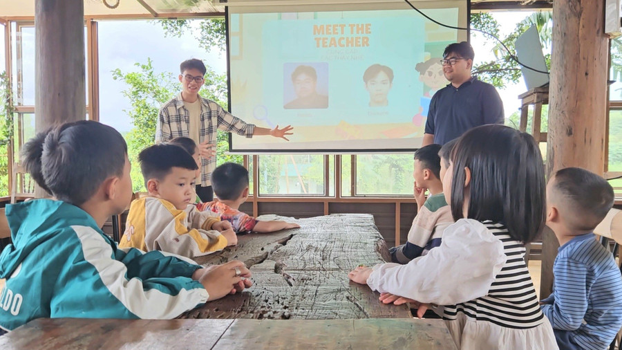 Các em nhỏ hào hứng tham gia lớp học tiếng Anh cùng tình nguyện viên quốc tế tại làng Kép (xã Ia Grai, tỉnh Gia Lai). Ảnh: Ngọc Duy videocapture-20250713-100316.jpg
