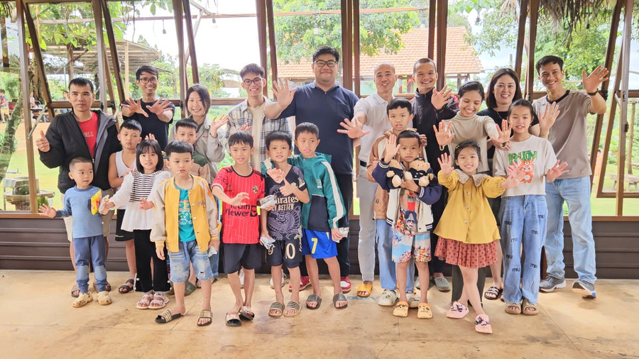 Buổi học tiếng Anh miễn phí giúp trẻ em tại xã Ia Grai có cơ hội giao lưu, học tập cùng tình nguyện viên quốc tế. Ảnh: Ngọc Duy videocapture-20250713-100213.jpg