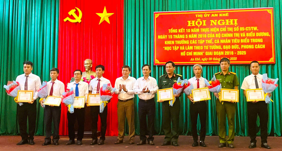 Tặng giấy khen cho các tập thể có thành tích xuất sắc trong học tập và làm theo tư tưởng, đạo đức, phong cách Hồ Chí Minh giai đoạn 2016-2025. Ảnh: Ngọc Minh 2435bf70ebe159bf00f0.jpg