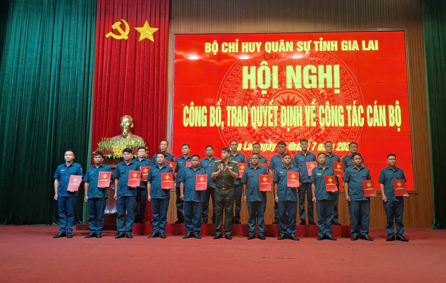 Các Chỉ huy Trưởng Ban Chỉ huy Quân sự xã, phường của tỉnh nhận quyết định bổ nhiệm. Ảnh: T.D 18baa75292f225ac7ce3.jpg