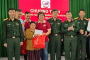 Đoàn công tác Bộ Quốc phòng thăm hỏi, tặng quà và khám bệnh miễn phí cho người dân xã Ngô Mây (Gia Lai), nhằm hỗ trợ người dân vùng lũ.