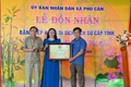 Giám đốc Sở Văn hóa-Thể thao và Du lịch Trần Ngọc Nhung (bìa trái) trao bằng xếp hạng di tích cho địa phương. Ảnh: Minh Châu