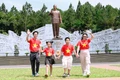 Nhiều gia đình vui chơi tại Quảng trường Đại Đoàn Kết (TP. Pleiku) trong kỳ nghỉ lễ. Ảnh: Đức Thụy