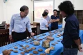 Các nhà khoa học trao đổi bên lề hội nghị giá trị của hiện vật đá phát hiện tại di tích khảo cổ Plei Ring. Ảnh: Hoàng Ngọc