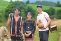 Phóng viên ảnh-travel blogger nổi tiếng Ngô Trần Hải An (bìa phải) trải nghiệm tại làng DLCĐ Mơ Hra-Đáp. Ảnh: Quốc Nguyễn