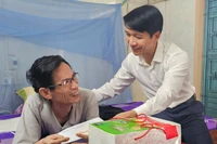 Chủ tịch Ủy ban MTTQ Việt Nam tỉnh Nguyễn Ngọc Lương tặng quà cho thương binh Hoàng Xuân Hảo (phường An Nhơn Nam).