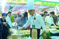 Anh Trần Bửu Thưởng-Bếp trưởng Khách sạn Mường Thanh Quy Nhơn chế biến món bún chả cá Quy Nhơn cho thực khách. Ảnh: Phi Long