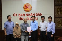 Trao Giấy chứng nhận quyền sử dụng đất cho ICISE. 