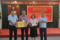 Phó Bí thư Thường trực Tỉnh ủy Gia Lai Rah Lan Chung thăm, tặng quà nhân dịp 27-7
