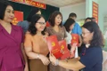 Bà Đoàn Thị Bích Hà - Phó Bí thư Thường trực Đảng ủy phường Thống Nhất, trao các quyết định cho đảng viên. Ảnh: N.S
