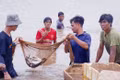 Săn “lộc trời” mùa nước cạn ven hồ Ayun Hạ.