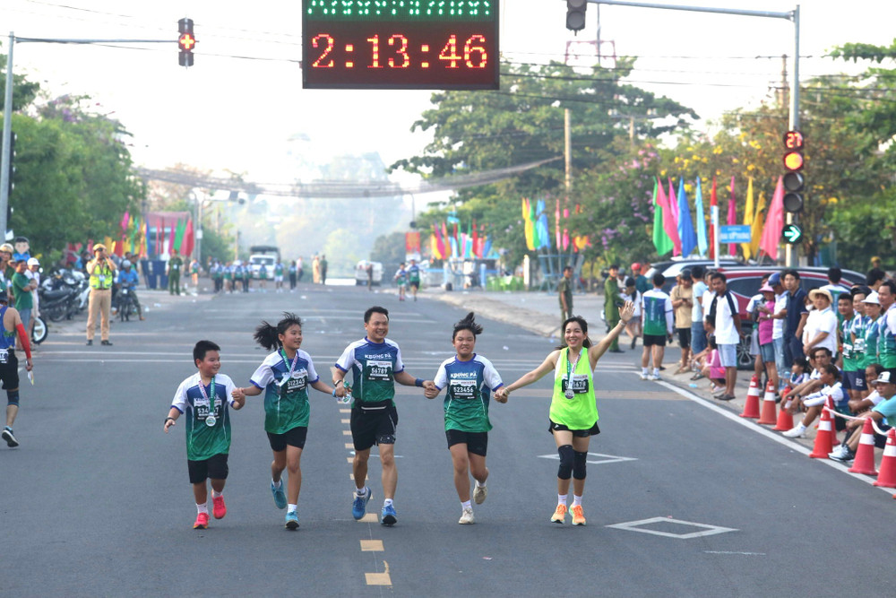Giải bán marathon năm 2024 của huyện Krông Pa đã có sự tham gia của hơn 1.300 VĐV. Ảnh: Văn Ngọc giai-ban-marathon-nam-2024-cua-huyen-krong-pa-da-co-su-tham-gia-cua-hon-1300-vdv-anh-van-ngoc.jpg