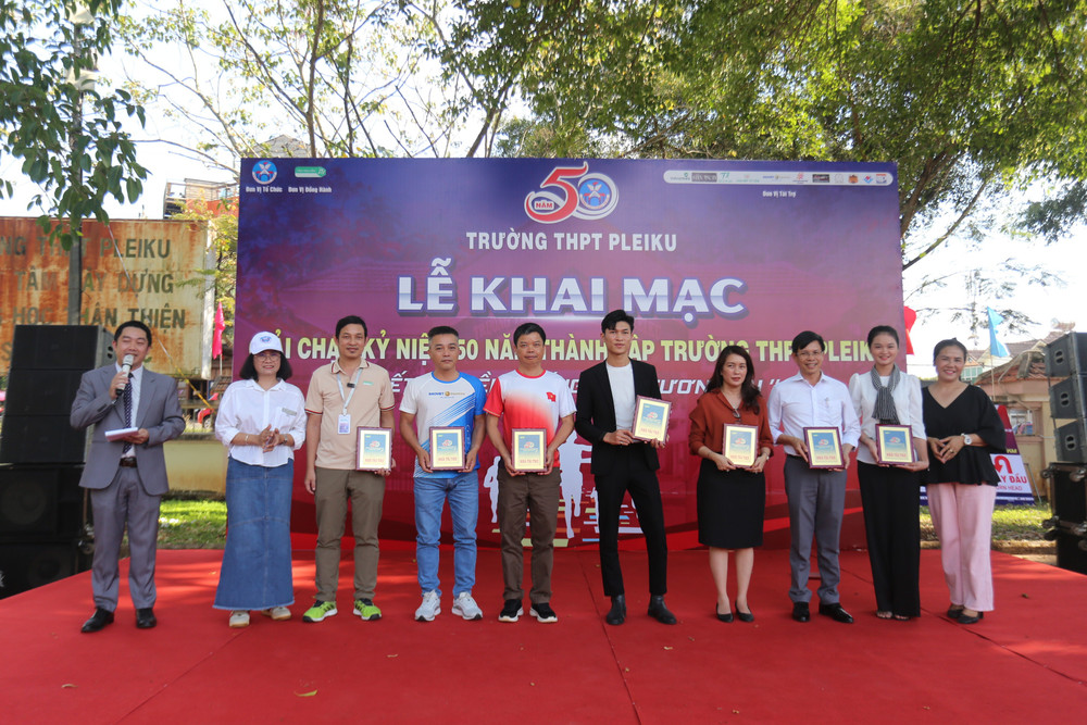 Ban tổ chức trao kỷ niệm chương cho các nhà tài trợ. Ảnh: Văn Ngọc ban-to-chuc-trao-ky-niem-chuong-cho-cac-nha-tai-tro-anh-van-ngoc.jpg