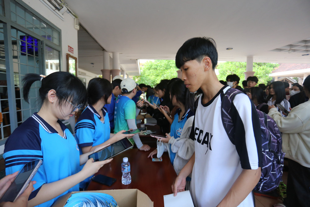 Ban tổ chức tiến hành phát bib chạy vào chiều 15-3. Ảnh: Văn Ngọc ban-to-chuc-tien-hanh-phat-bib-chay-vao-chieu-15-3-anh-van-ngoc.jpg