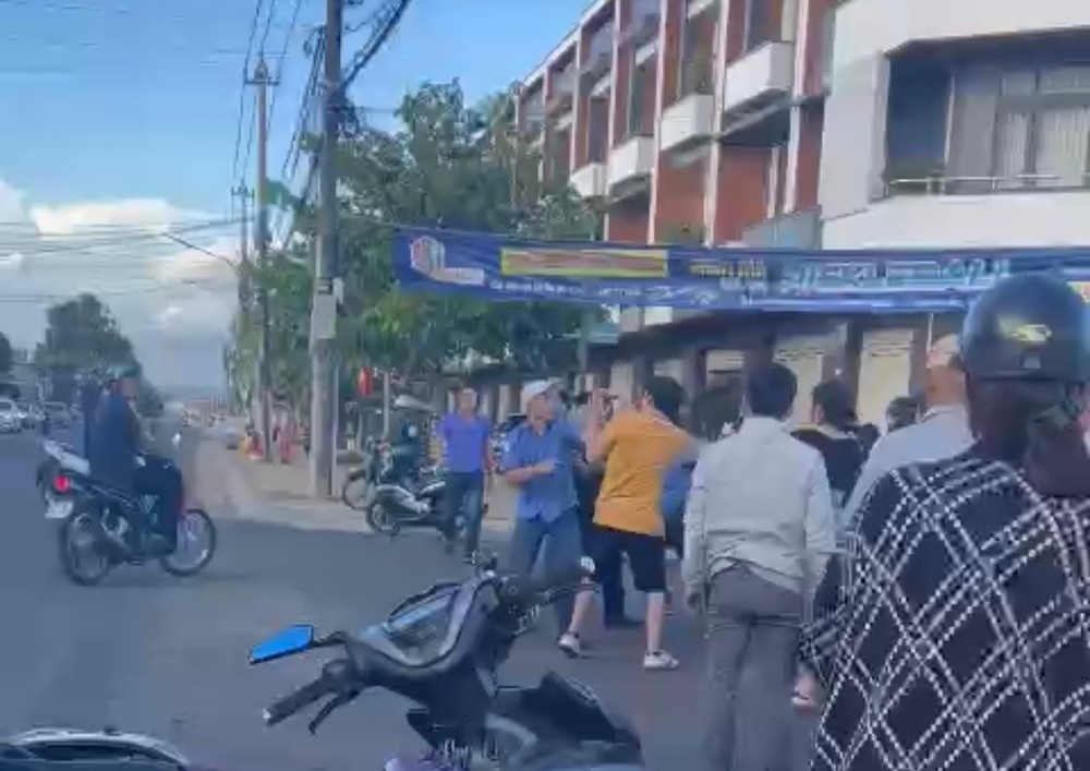 Cảnh xô xát được người dân ghi lại. Ảnh chụp màn hình canh-xo-xat-duoc-nguoi-dan-ghi-lai-anh-chup-man-hinh.jpg