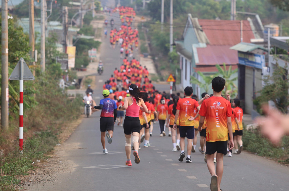 Sắc màu của các runner phủ kín trên các tuyến đường. Ảnh: Văn Ngọc sac-mau-cua-cac-runner-phu-kin-tren-cac-tuyen-duong-anh-van-ngoc.jpg