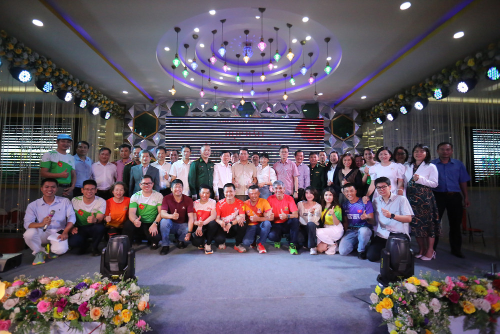 Các đại biểu tham gia lễ công bố giải chạy Half Marathon “Vì bình yên biên giới”. Ảnh: Văn Ngọc cac-dai-bieu-tham-gia-le-cong-bo-giai-chay-anh-van-ngoc.jpg