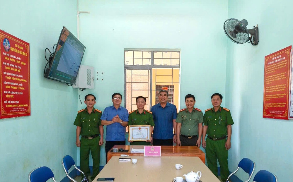 Lãnh đạo Huyện ủy, UBND huyện Đức Cơ tiến hành thưởng nóng cho Công an xã Ia Dom. Ảnh: Duy Hải huyen-uy-ubnd-huyen-duc-co-da-tien-hanh-thuong-nong-cho-cong-an-xa-ia-dom-anh-duy-hai.jpg